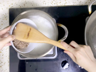 15、菠菜猪肝粥,加入猪肝