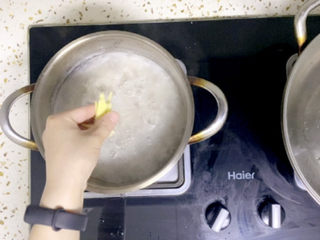 16、菠菜猪肝粥,加入姜丝