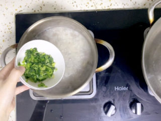 17、菠菜猪肝粥,加入菠菜