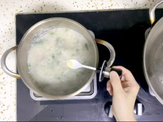 19、菠菜猪肝粥,加入鸡粉1小勺