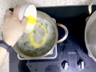 21、菠菜猪肝粥,淋入蛋液