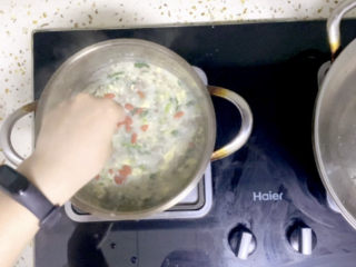 22、菠菜猪肝粥,放入枸杞