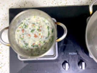 23、菠菜猪肝粥,五颜六色的菠菜猪肝粥就做好了