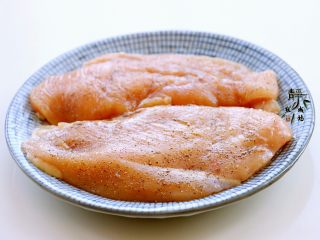 3、美味多汁的煎鸡胸,撒上盐，磨上黑胡椒碎，下手把它给按摩片刻，要按摩均匀。然后腌制20分钟左右以使之入味。