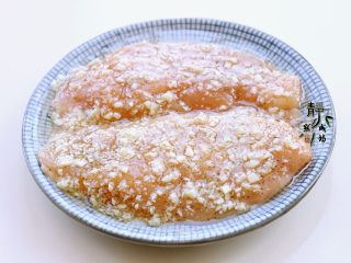 5、美味多汁的煎鸡胸,把上一步中的味汁倒入鸡胸，拌匀