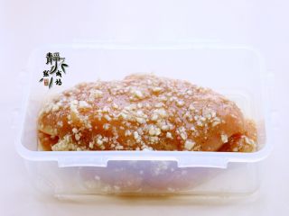 6、美味多汁的煎鸡胸,装入保鲜盒或是保鲜袋，密封好，放入冰箱中冷藏一夜。
