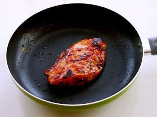 8、美味多汁的煎鸡胸,大约煎上十分钟左右，鸡胸就煎好了，如果蒜糊掉，就把它用锅铲刮下来扔掉。