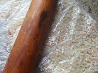 1、中式点心~白酥皮玫瑰鲜花饼（素油版）,1．花生烤熟，用擀面杖压成花生碎。