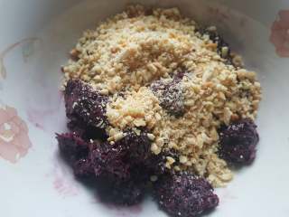 2、中式点心~白酥皮玫瑰鲜花饼（素油版）,2.取自制玫瑰酱放在容器中，加入花生碎与熟糯米粉。