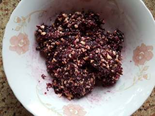 3、中式点心~白酥皮玫瑰鲜花饼（素油版）,3．把玫瑰馅料搅拌均匀。