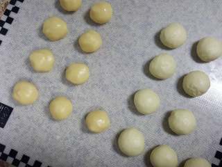 7、中式点心~白酥皮玫瑰鲜花饼（素油版）,7.分别将水油皮和油酥，平均分成九份。松弛15分钟，全程要用保鲜膜或湿润的茶巾覆盖。