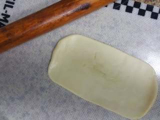 11、中式点心~白酥皮玫瑰鲜花饼（素油版）,11．取一个面团，用擀面杖擀成椭圆形。