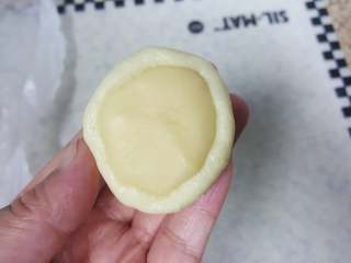 9、中式点心~白酥皮玫瑰鲜花饼（素油版）,9．取一份水油皮压扁后包入一份油酥。