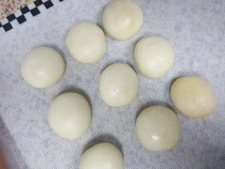 10、中式点心~白酥皮玫瑰鲜花饼（素油版）,10．全部包好后收口向下，松弛15分钟。