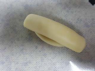 12、中式点心~白酥皮玫瑰鲜花饼（素油版）,12．自上而下卷起。（当然从下卷也是一样的）全部擀卷完后，松弛15分钟。