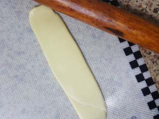 13、中式点心~白酥皮玫瑰鲜花饼（素油版）,13．取一个面胚，用手轻轻压扁。压扁后，再用擀面杖擀长