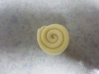 14、中式点心~白酥皮玫瑰鲜花饼（素油版）,14．从一头卷起。大概卷两圈的样子。所有的面胚卷好后，松弛15分钟。