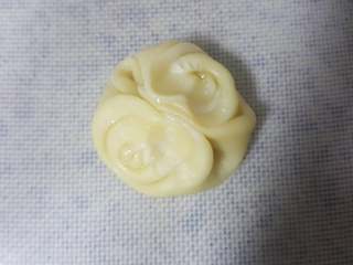 16、中式点心~白酥皮玫瑰鲜花饼（素油版）,16．翘起的两边向中间聚拢，压扁。