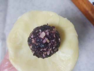 18、中式点心~白酥皮玫瑰鲜花饼（素油版）,18．取玫瑰馅料，放在饼皮上包好。