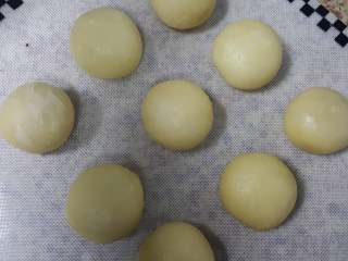 19、中式点心~白酥皮玫瑰鲜花饼（素油版）,19．将所有的鲜花饼包好。