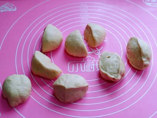 6、松软老式小面包,发酵好的面团是原来的两倍大，用手摁一下，不回缩，不反弹即为发酵完成，取出揉圆。发酵好的面团分成8等份。，盖上保鲜膜松弛10分钟。