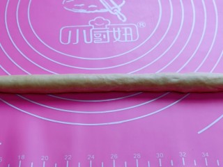 7、松软老式小面包,取一块面团，搓成长条状。
