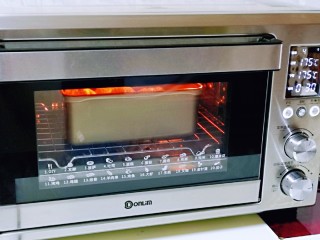 13、松软老式小面包,上下管175度烤30分钟。注意观察面包上色情况，上色后立即加盖一张锡纸。(时间及温度仅供参考，具体根据自家烤箱性能另定)