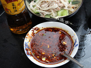 11、口水鸡,红油加少许辣椒，加盐，味精，料酒，生抽，白醋，姜，蒜调成料汁。