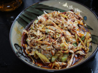 12、口水鸡,浇在鸡丝上。