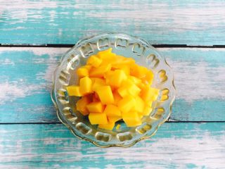 4、爆浆芒果酸奶吐司,芒果肉切小粒