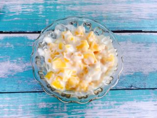 5、爆浆芒果酸奶吐司,倒入酸奶搅拌均匀