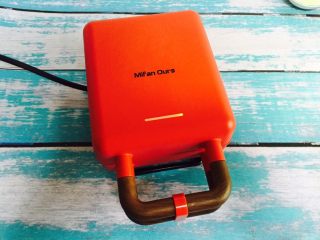 11、爆浆芒果酸奶吐司,插上电源线并盖上盖子将机子预热三分钟