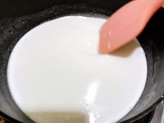 4、广式小吃——香甜Q弹伦教糕,最小火加热1到2分钟（期间一定要不停搅拌）