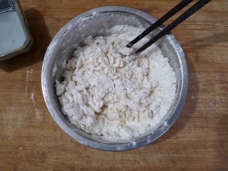 10、梅干菜肉烧饼,用筷子搅拌成雪花状。