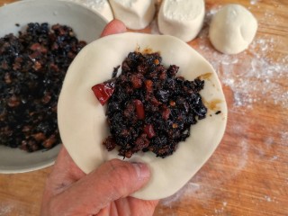 14、梅干菜肉烧饼,填上梅干菜肉馅。