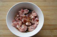 2、鲜蛋饺,肉馅里加入生抽、花生油、麻油、清水2小勺、盐3克搅拌均匀腌制10分钟