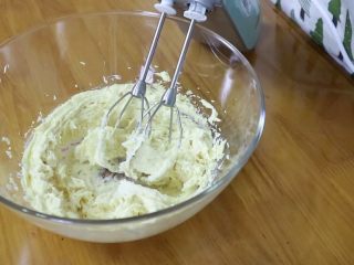 8、真正有巧克力的巧克力曲奇,再加入细盐，继续打发至黄油颜色稍许变浅，体积膨胀