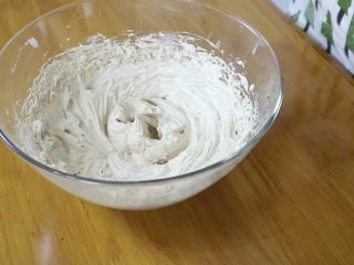 11、真正有巧克力的巧克力曲奇,最后打发好的黄油，体积明显膨胀，并且非常的顺滑和有光泽