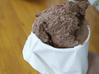 16、真正有巧克力的巧克力曲奇,接着将拌好的面糊装入裱花袋