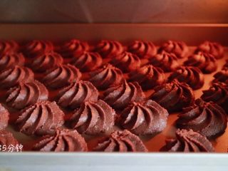 18、真正有巧克力的巧克力曲奇,送入烤箱。150度烤35分钟左右