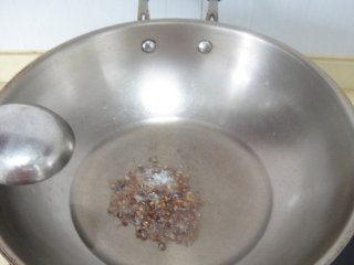 5、湖南麻辣小龙虾,热锅倒入一勺油，温油倒入花椒（就是图片上的这种勺子）