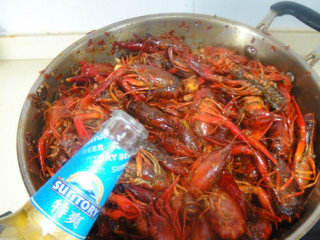 9、湖南麻辣小龙虾,倒入龙虾不断翻炒至虾身变色倒入啤酒