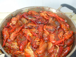 10、湖南麻辣小龙虾,2瓶啤酒刚好能浸没龙虾