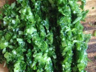 2、绿色健康无敌营养粥（蔬菜肉糜粥）,青菜洗净切末