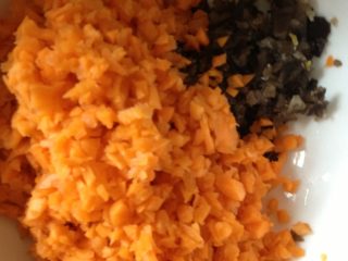 3、绿色健康无敌营养粥（蔬菜肉糜粥）,然后把胡萝卜、黑木耳剁碎，宝宝吃的话越碎越好，像泥一样，如图，我黑木耳都压在胡萝卜下面了，实际还是蛮多的