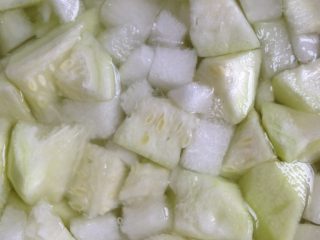 4、绿色健康无敌营养粥（蔬菜肉糜粥）,然后冬瓜丝瓜切块，浸泡