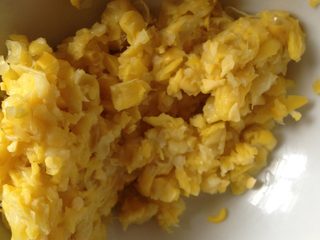 5、绿色健康无敌营养粥（蔬菜肉糜粥）,玉米粒放水里煮下（水开即可）然后剁碎