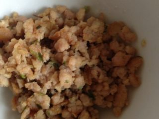 6、绿色健康无敌营养粥（蔬菜肉糜粥）,肉糜里面倒黄酒，放盐、味精、葱姜末拌匀腌制15分钟。然后煸炒下。我是做菜剩的一点，其实量可以比这多点。