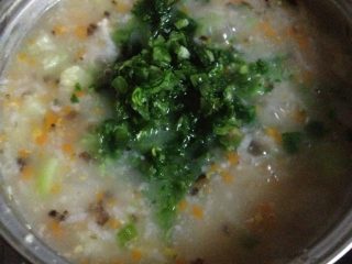 9、绿色健康无敌营养粥（蔬菜肉糜粥）,放入玉米碎和青菜碎，稍煮几分钟，然后放盐，煲5分钟