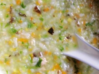 10、绿色健康无敌营养粥（蔬菜肉糜粥）,最后放一点点味精调味（也可不放）倒入适量麻油调味即可